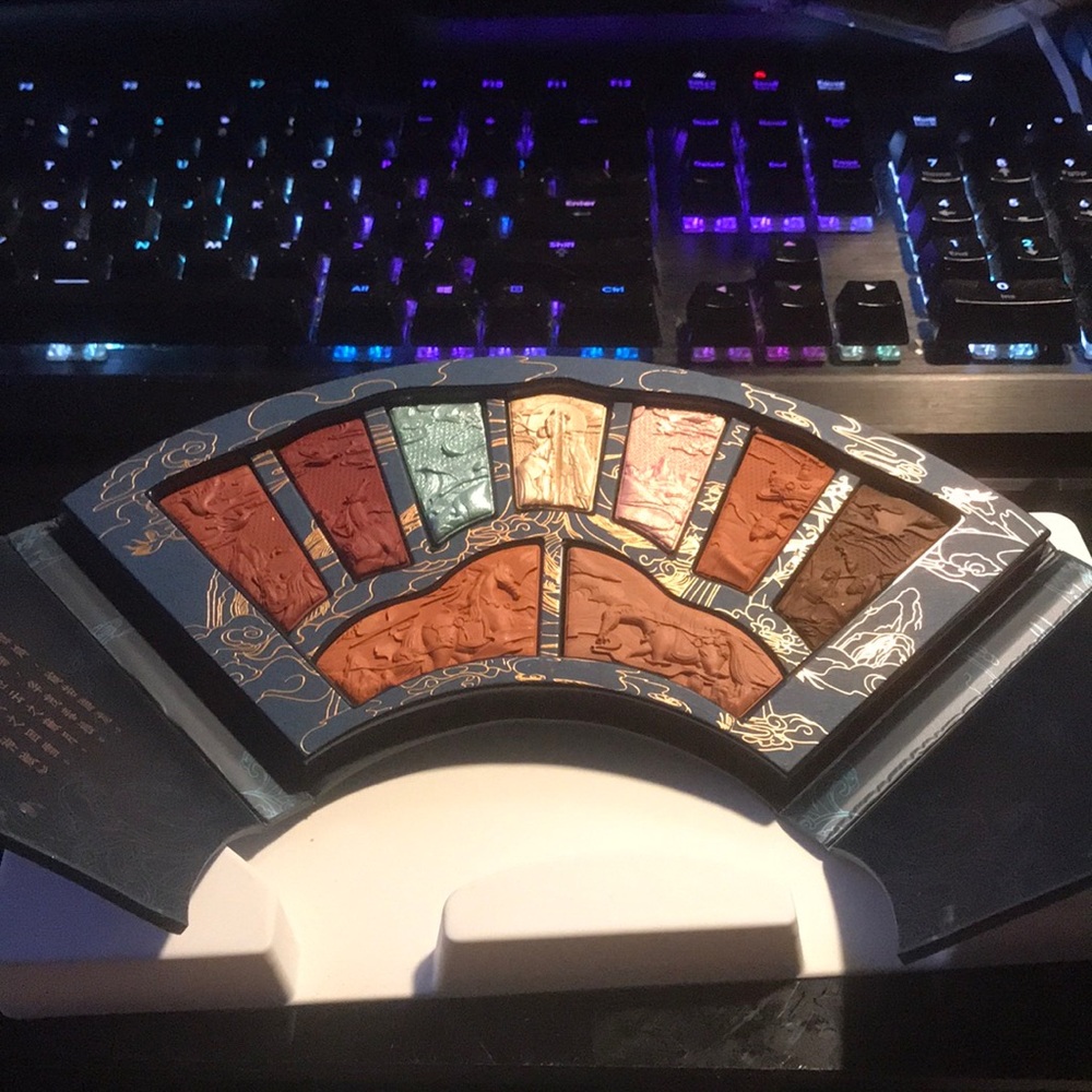 Florasis Engraving Goddess Makeup Eyeshadow Palette